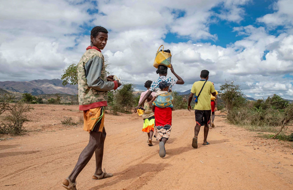Estas personas regresan a su casa, tras haber recogido agua, en Behara, distrito de Amboassary, en la región del Gran Sur de Madagascar, que padece una sequía histórica.