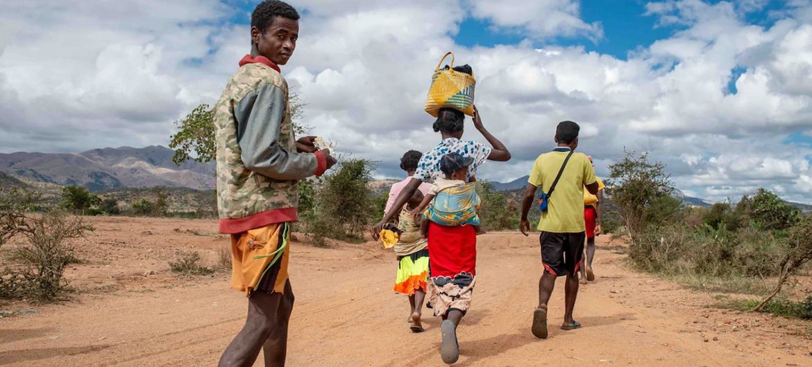 أشخاص يتوجهون إلى منازلهم في بيهالا، منطقة أمبواساري في جراند سود بمدغشقر، والتي تعاني من جفاف تاريخي.