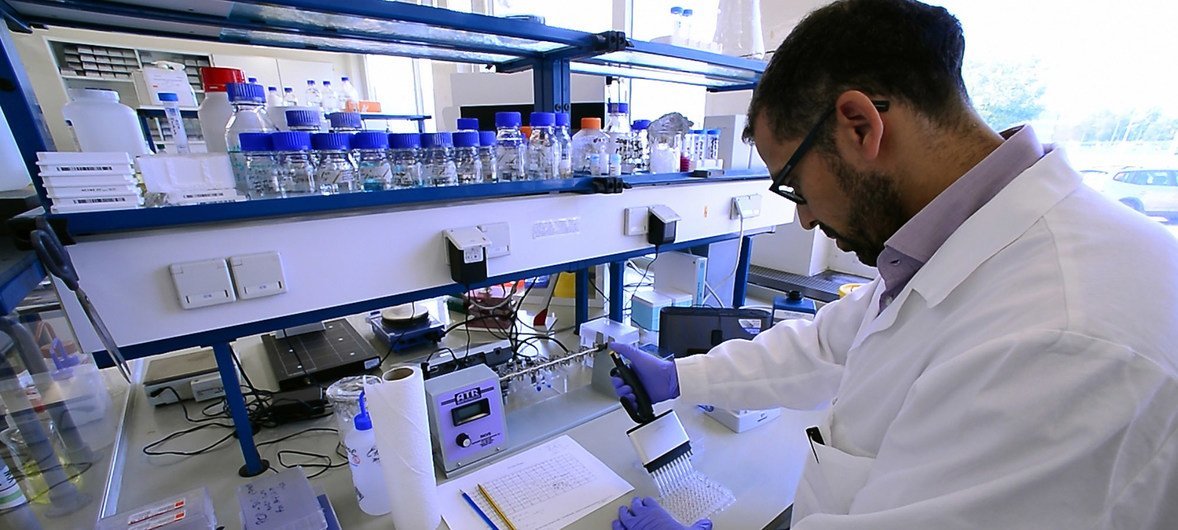 Un chercheurs travaillant aux laboratoires de l'AIEA et de la FAO à Vienne, en Autriche.