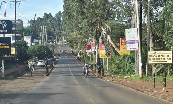 Rua habitualmente movimentada de Nairobi com menos gente para evitar alastramento de coronavirus.