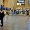 通常繁忙的纽约中央车站实际上是空的，因为人们呆在家里以防冠状病毒。
