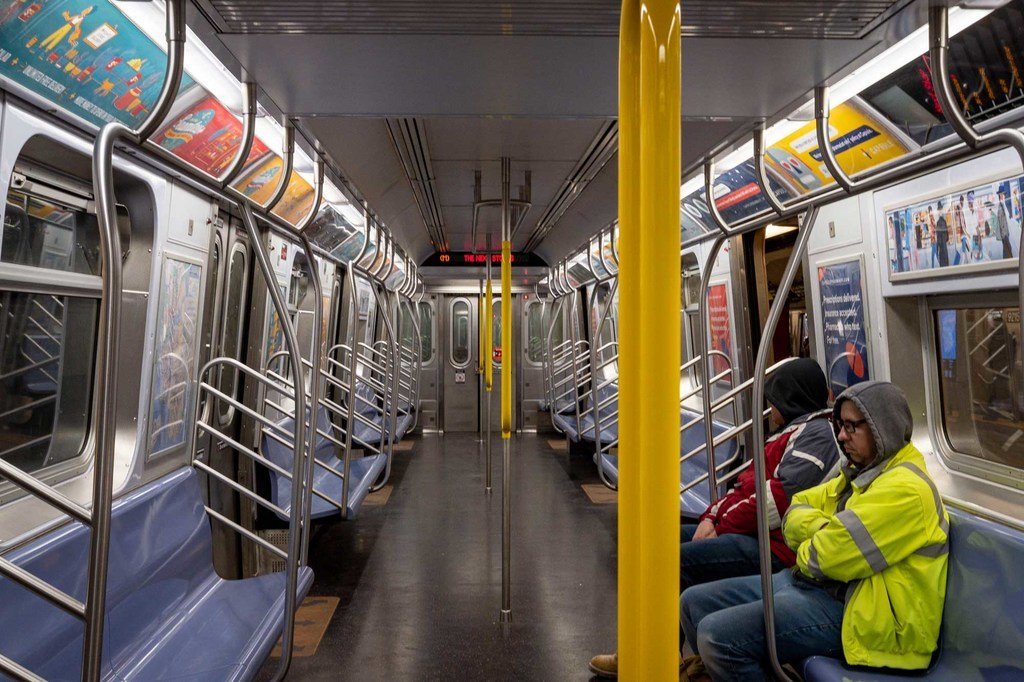 Les wagons du métro de New York d'habitude bondés sont largement vides. La métropole américaine est l’épicentre de l’épidémie de coronavirus aux Etats-Unis.
