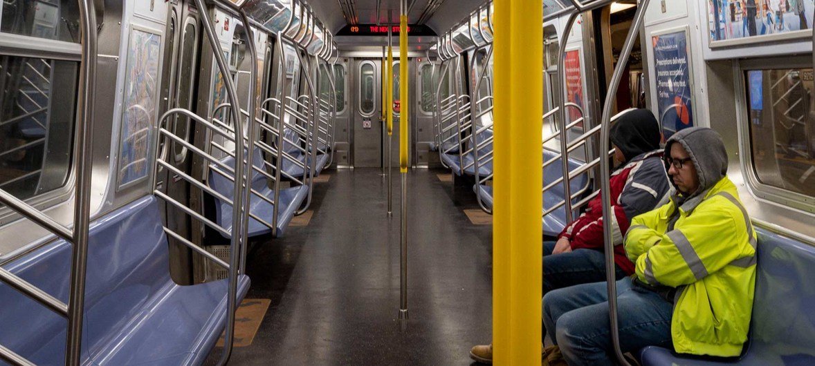Так выглядит сегодня нью-йоркское метро. В городе ввели карантин, но ежедневное число новых случаев инфицирования пока стремительно растет. 