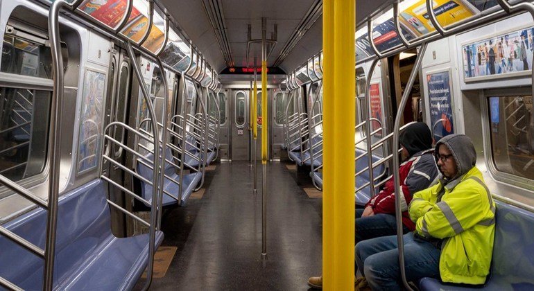 El metro en Nueva York, habitualmente lleno de gente, está casi vacío por el coronavirus