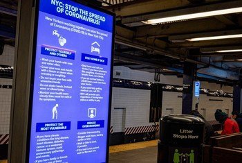 न्यूयॉर्क के एक स्टेशन पर कोरोनावायरस से बचाव के उपायों का नोटिस.
