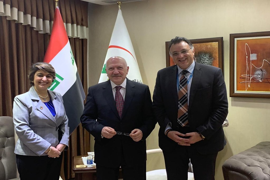 ممثل منظمة الصحة العالمية في العراق، الدكتور أدهم اسماعيل (اليمين) مع وزير الصحة (وسط) ونائبة المدير الإقليمي