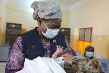 La Directrice exécutive de l'UNFPA, Dr Natalia Kanem, tient dans ses bras un nouveau-né dans une maternité au Soudan.