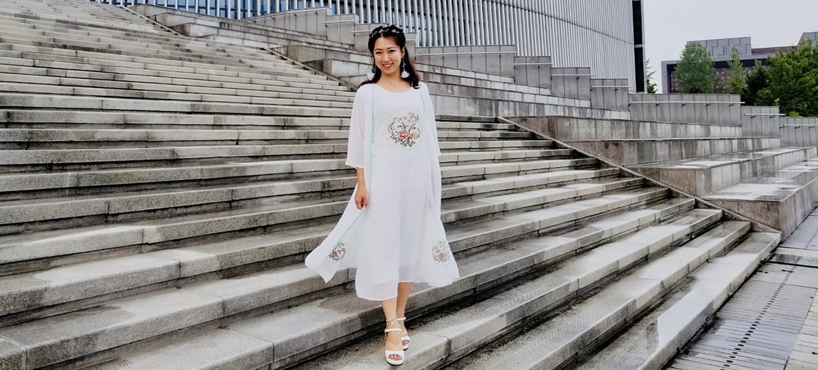 来自联合国业务支助部的工作人员和联合国中文项目的学生桜井美羽在中国南京大学参加一个特别的中文培训计划。图为她在图书馆前留影。