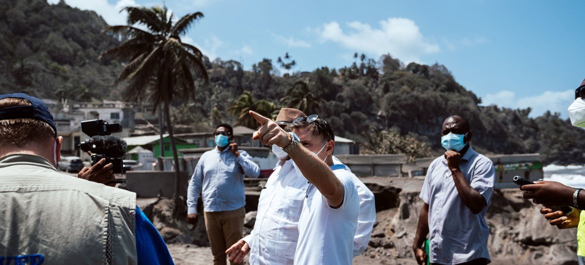 Le Coordinateur résident des Nations Unies Didier Trebucq (pointant) et le Premier ministre Ralph Gonsalves, ainsi que d'autres représentants d'agences onusiennes, évaluent l'impact de l'éruption du volcan La Soufrière.