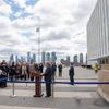 联合国秘书长古特雷斯在纽约联合国总部打结枪非暴力雕塑前向记者介绍了乌克兰局势。