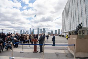 联合国秘书长古特雷斯在纽约联合国总部打结枪非暴力雕塑前向记者介绍了乌克兰局势。