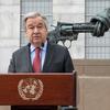الأمين العام أنطونيو غوتيريش يطلع الصحفيين على الوضع في أوكرانيا من أمام تمثال السلاح المعقود في مقر الأمم المتحدة.
