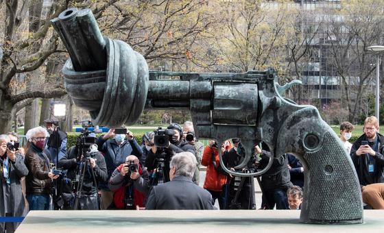Бронзовая скульптура револьвера «Кольт Питон» 45 калибра со взведенным курком, но с закрученным в узел дулом. Работа шведского скульптора Карла Фредрика Ройтерсварда называется «Нет насилию». 