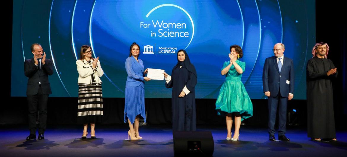 أريج يحيى (يسار الوسط) تتلقى جائزة  لوريال-اليونسكو عربون تقدير عن بحثها في مجال علم النفس.