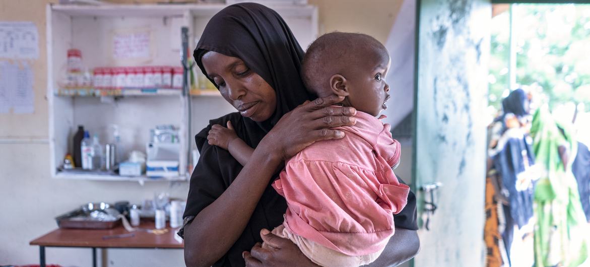 Una madre de Wajir, en Kenya, lleva a su hijo a un centro de salud para que lo pesen.