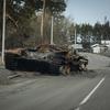  Un tank détruit est abandonné sur la route de Boutcha, en Ukraine.