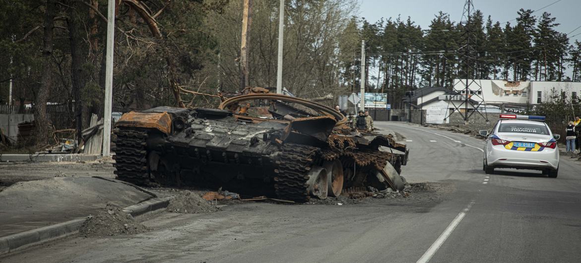 دبابة مدمرة على الطريق المؤدية إلى بوتشا، أوكرانيا.