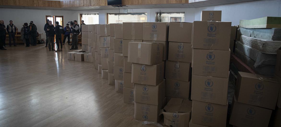 Des fournitures alimentaires fournies par le PAM sont livrées à Bucha, en Ukraine