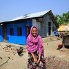 विश्व बैंक ने अपने कुछ साझीदारों के साथ मिलकर, बांग्लादेश में सौर ऊर्जा घर कार्यक्रम का वित्तपोषण किया है. इसके तहत, दूर-दराज़ के इलाक़ों में समुदायों को सौर ऊर्जा उपलब्ध कराई जा रही हैं.