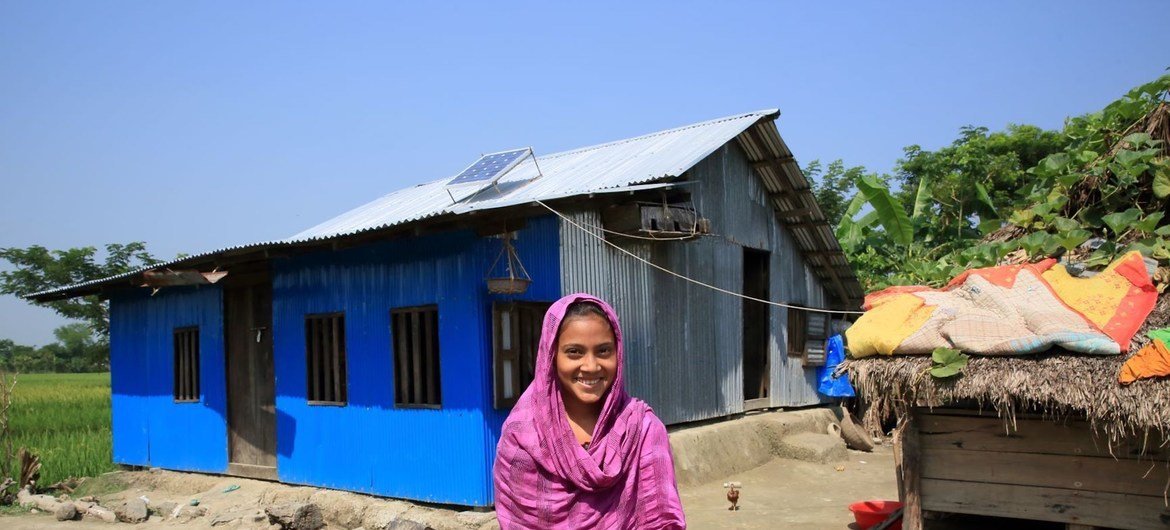 विश्व बैंक ने अपने कुछ साझीदारों के साथ मिलकर, बांग्लादेश में सौर ऊर्जा घर कार्यक्रम का वित्तपोषण किया है. इसके तहत, दूर-दराज़ के इलाक़ों में समुदायों को सौर ऊर्जा उपलब्ध कराई जा रही हैं.