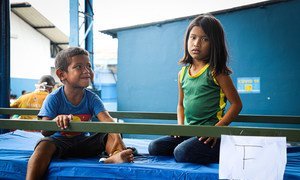 为防控新冠疫情，难民署协助巴西政府，将境内的委内瑞拉土著民族瓦劳族难民送往玛瑙斯的一处安全地点进行重新安置。