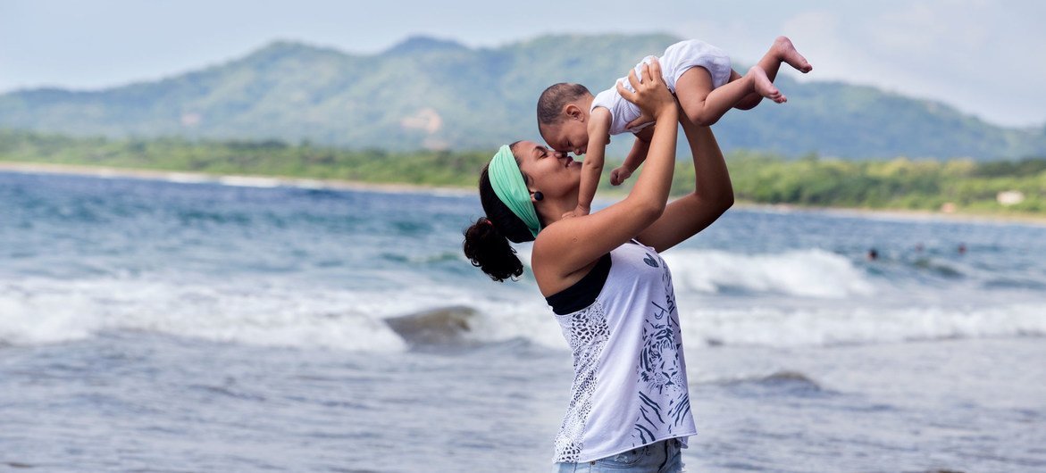 Молодая мама со своим сыном в Коста-Рике