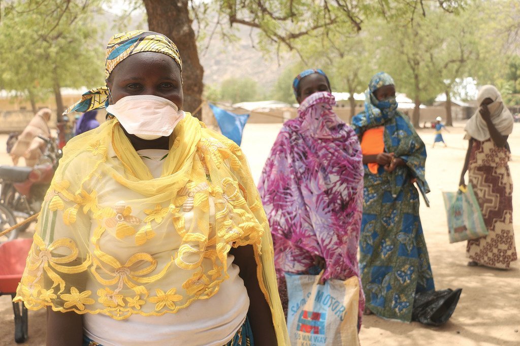 喀麦隆排队领取口粮的妇女保持社交距离，以帮助抗击抗击病毒的传播。