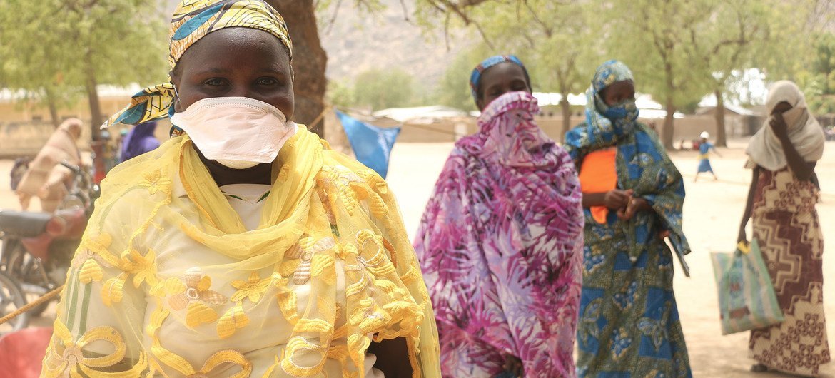 Des femmes font la queue pour obtenir des rations alimentaires au Cameroun en pratiquant la distanciation sociale pour lutter contre la propagation de COVID-19.