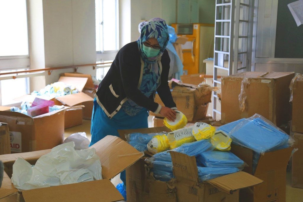 Des équipements de protection individuelle sont distribués aux agents de santé en Afghanistan durant l'épidémie de Covid-19.