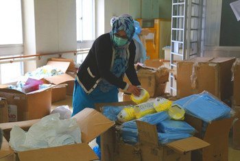 توزيع معدات الوقاية الشخصية (PPE) على العاملين الصحيين في أفغانستان خلال تفشي كوفيد-19. 