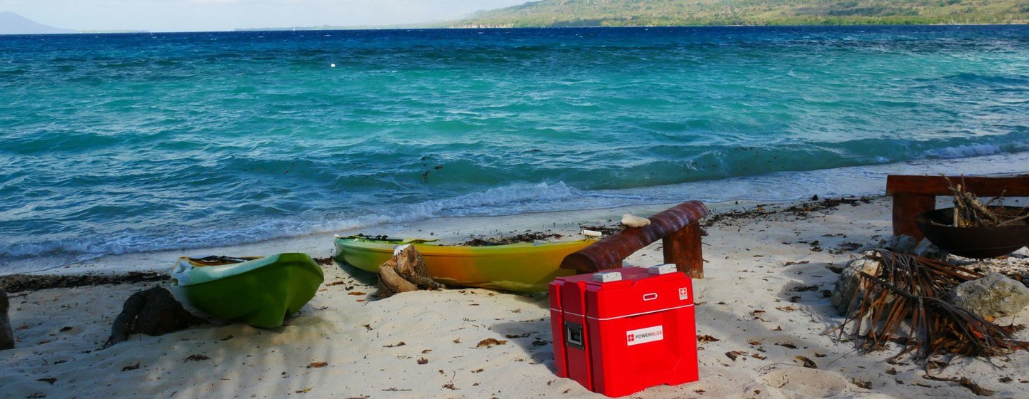 Un cubo eléctrico en preparación para ser transportado a una de las islas del archipiélago de Vanuatu.