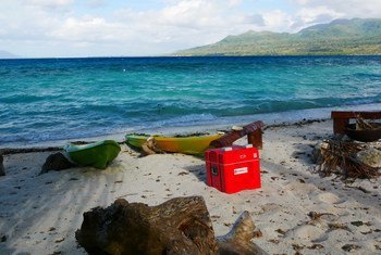 Un cubo eléctrico en preparación para ser transportado a una de las islas del archipiélago de Vanuatu.