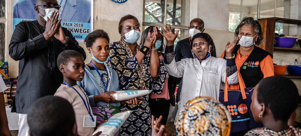 المديرة التنفيذية لصندوق الأمم المتحدة للسكان، الدكتورة ناتاليا كانيم، تزور مستشفى في جمهورية الكونغو الديمقراطية.