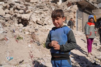 أطفال ينتظرون توزيع الطعام عليهم خلال أزمة كوفيد-19 في حلب بسوريا.