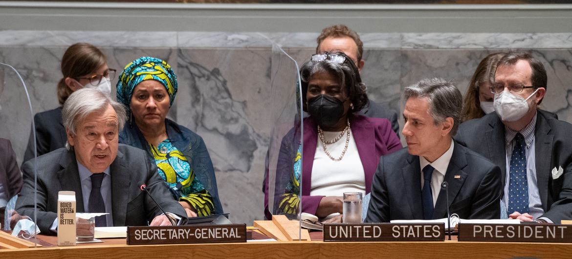 Secretary-General António Guterres speaks at the Security Council meeting on conflict and food security, chaired by US Secretary of State Antony Blinken (right).