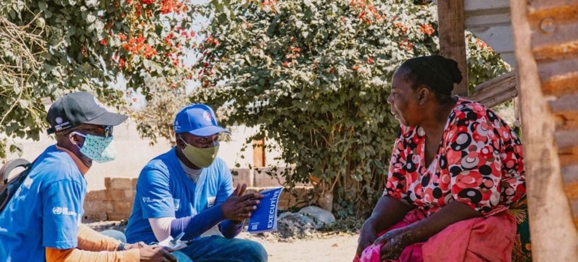 متطوعون شباب مع الأمم المتحدة في زامبيا يقدون المعلومات بشأن فيروس كورونا كجزء من إذكاء التوعية المجتمعية.