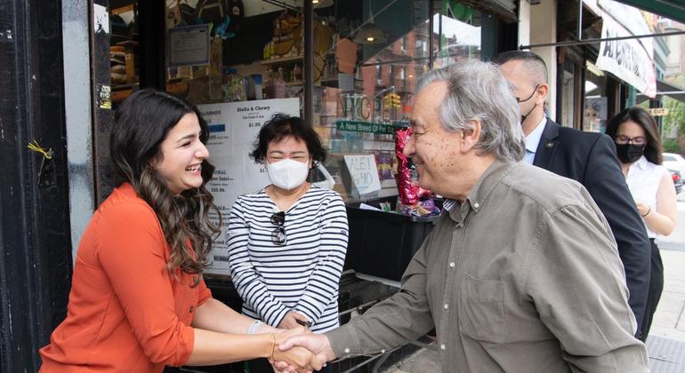 Guterres visita a grupos de refugiados en Nueva York e insta a los países a ofrecer más oportunidades de reasentamiento