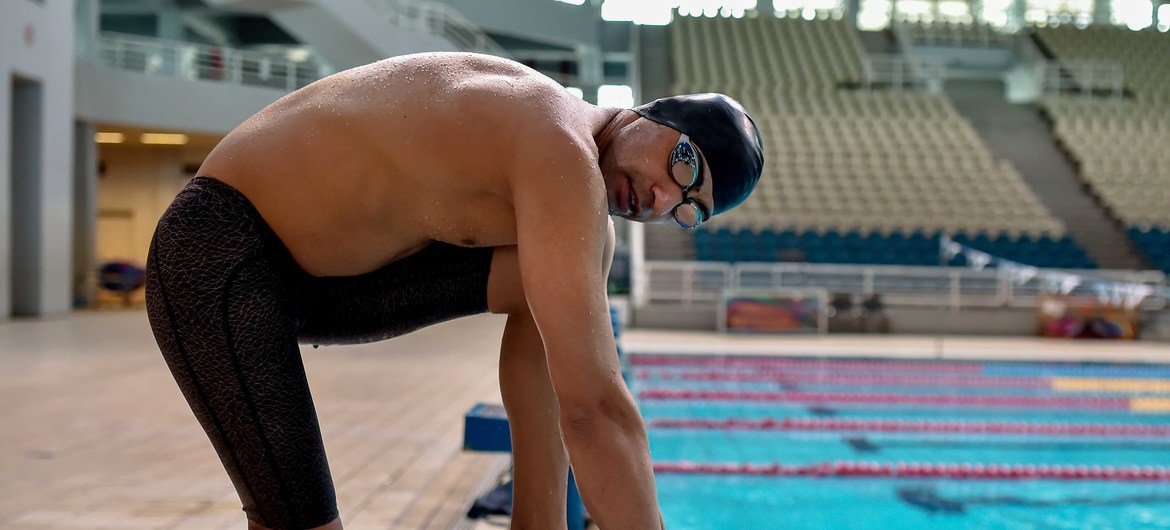 出生于叙利亚的难民残奥会队员易卜拉欣·阿尔·侯赛因在这个饱受战争蹂躏的国家失去了一条腿，通过土耳其逃到希腊，他将参加残奥会的游泳比赛。
