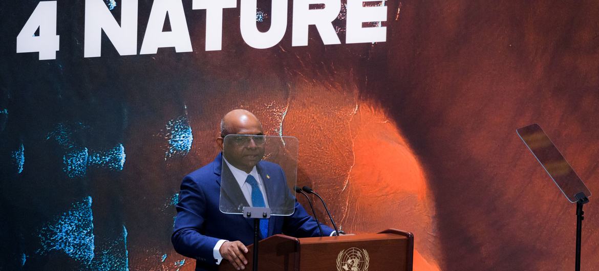 联合国大会第七十六届会议主席阿卜杜拉·沙希德在大会高级别专题辩论会上就“呵护自然的时刻”主题发表讲话。