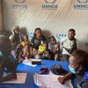 安哥拉的一个难民家庭在自愿返回刚果民主共和国之前会见了当局和难民署官员。