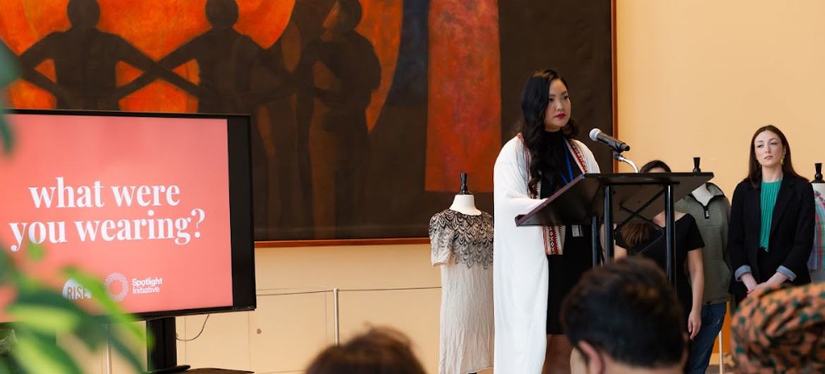 Penyintas kekerasan seksual Amanda Nguyen, CEO dan Pendiri Rise, berbicara selama resepsi pameran di Lobi Sputnik Markas Besar PBB di New York.