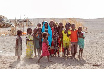 Niños desplazados por el conflicto y la sequía posan para una foto en Semera, región de Afar, Etiopía.