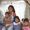 Magdalena com sua família na comunidade indígena de Tarauparu, no Brasil.Peritos pediram as autoridades que disseminem informação correta, de confiança e rápida em linguagem acessível 