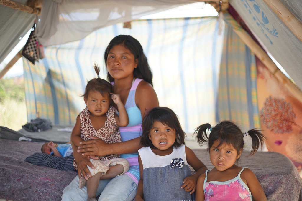 Magdalena et sa famille dans la communauté autochtone de Taraupar au Brésil. 
