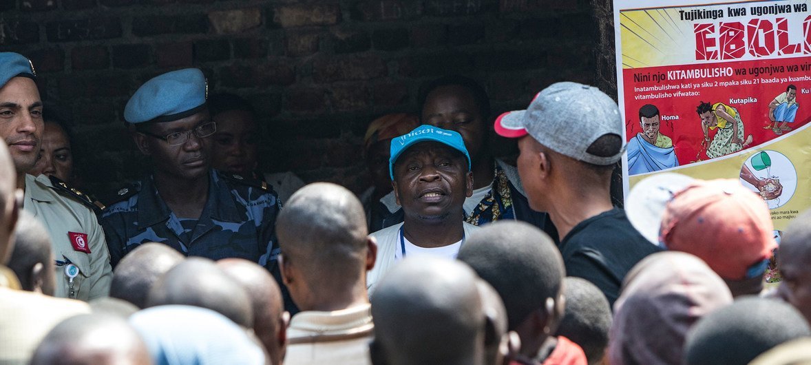 Des Casques bleus appuient le programme de sensibilisation de l'UNICEF à Ebola dans une prison à Butembo, en RDC.