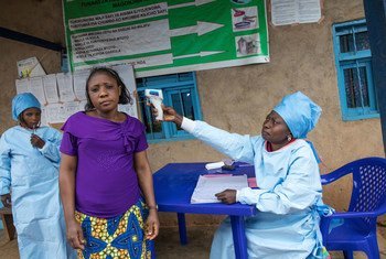 قياس درجة حرارة مريضة في مركز صحي في بوتيمبو شرق جمهورية الكونغو الديمقراطية كجزء من الجهود المبذولة لمنع انتشار فيروس إيبولا. (أغسطس 2019)