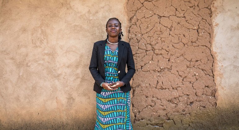 Huguette Vithya, survivante d'Ebola, joue un rôle crucial pour sensibiliser la population locale et stopper la propagation de la maladie.