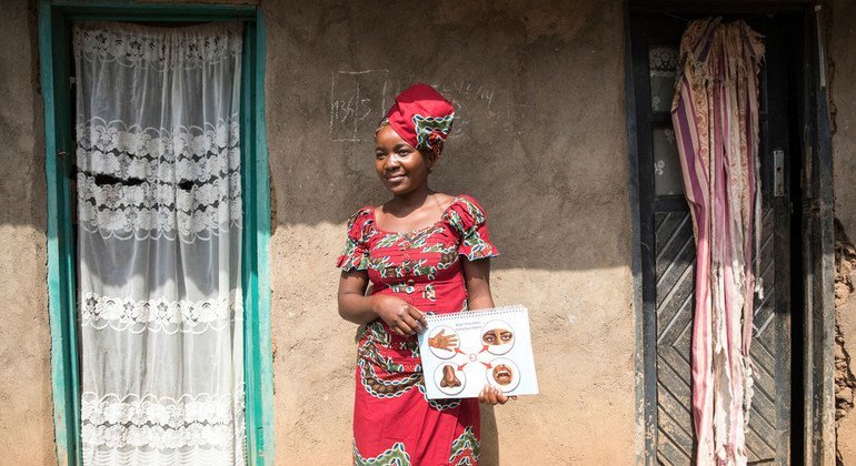 Communication and community engagement are essential to stop and prevent the spread of Ebola in the eastern DRC. Here,  Lwanzo Kahindo, a member of a local women's group in Butembo sensitizes people to the danger of Ebola. (August 2019)  