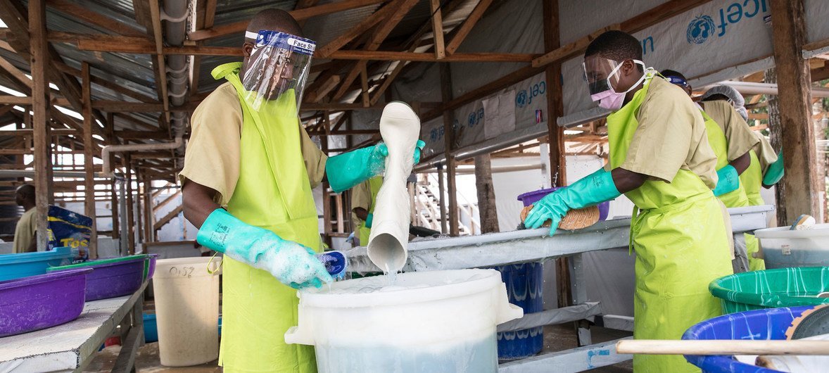 Des employés d'un centre de traitement d'Ebola à Butembo, dans l'est de la RDC, désinfectent leurs bottes et nettoient leurs vêtements. 