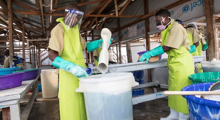 Des employés d'un centre de traitement d'Ebola à Butembo, dans l'est de la RDC, désinfectent leurs bottes et nettoient leurs vêtements. 